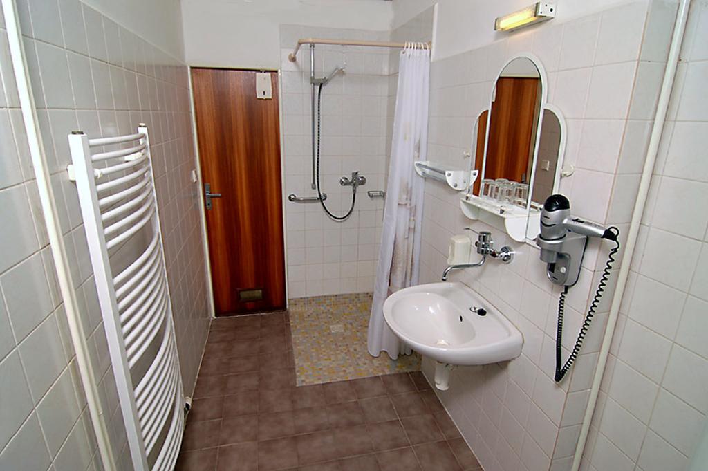 Hotel & Residence Royal Standard Prag Rum bild